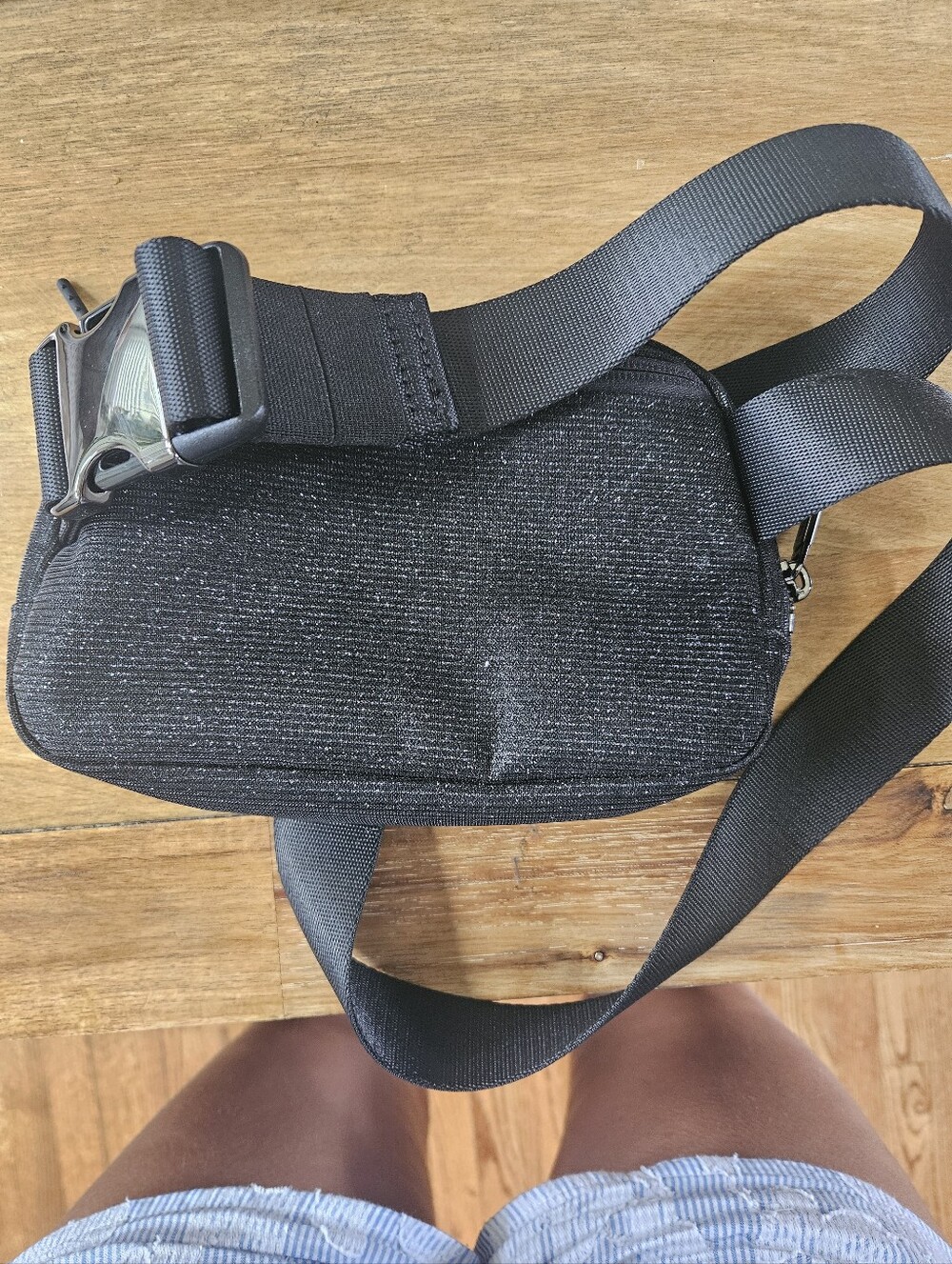 Lululemon Everywhere Belt Bag Metallic (Black / Silver) - Picture 3 of 6